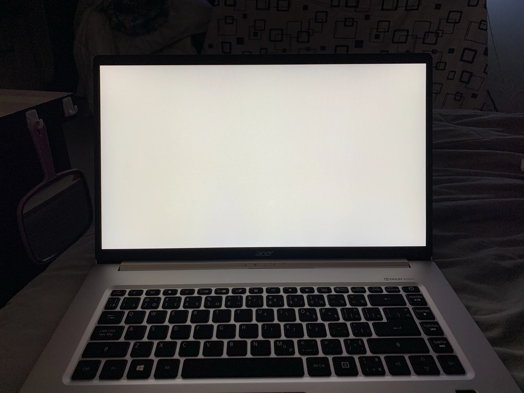 ノートパソコンの画面が真っ白